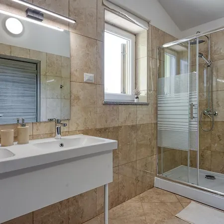 Villa Kontesici 14 *