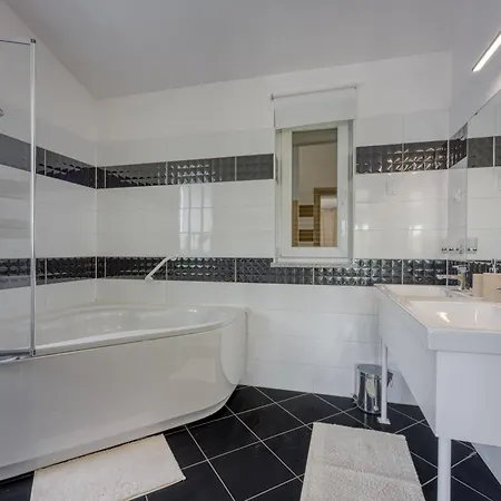 Villa Kontesici 14 *